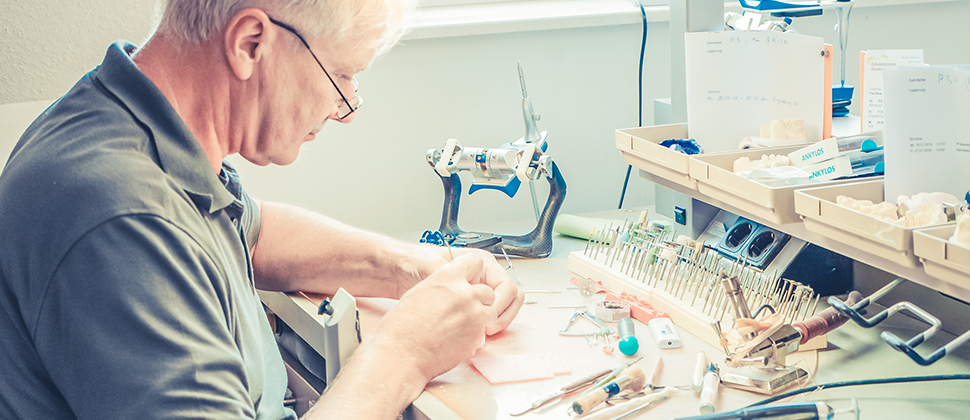 Zahntechniker arbeitet im Labor